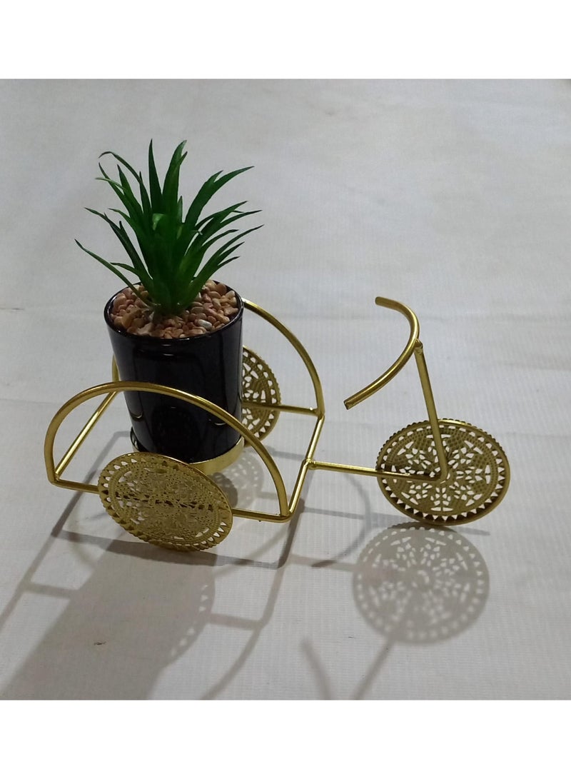 عجلة ديكور مدهب مع فازة زرع